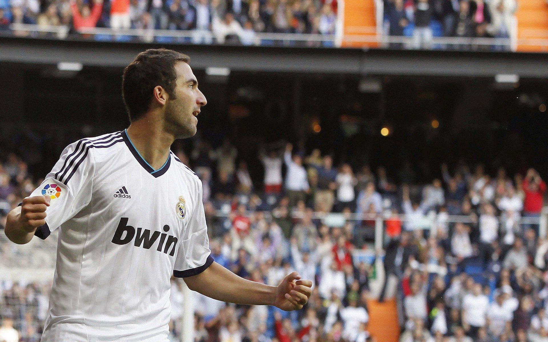 巴萨与莱万续约前景不明，德天空独家披露，俱乐部暂缓谈判引关注