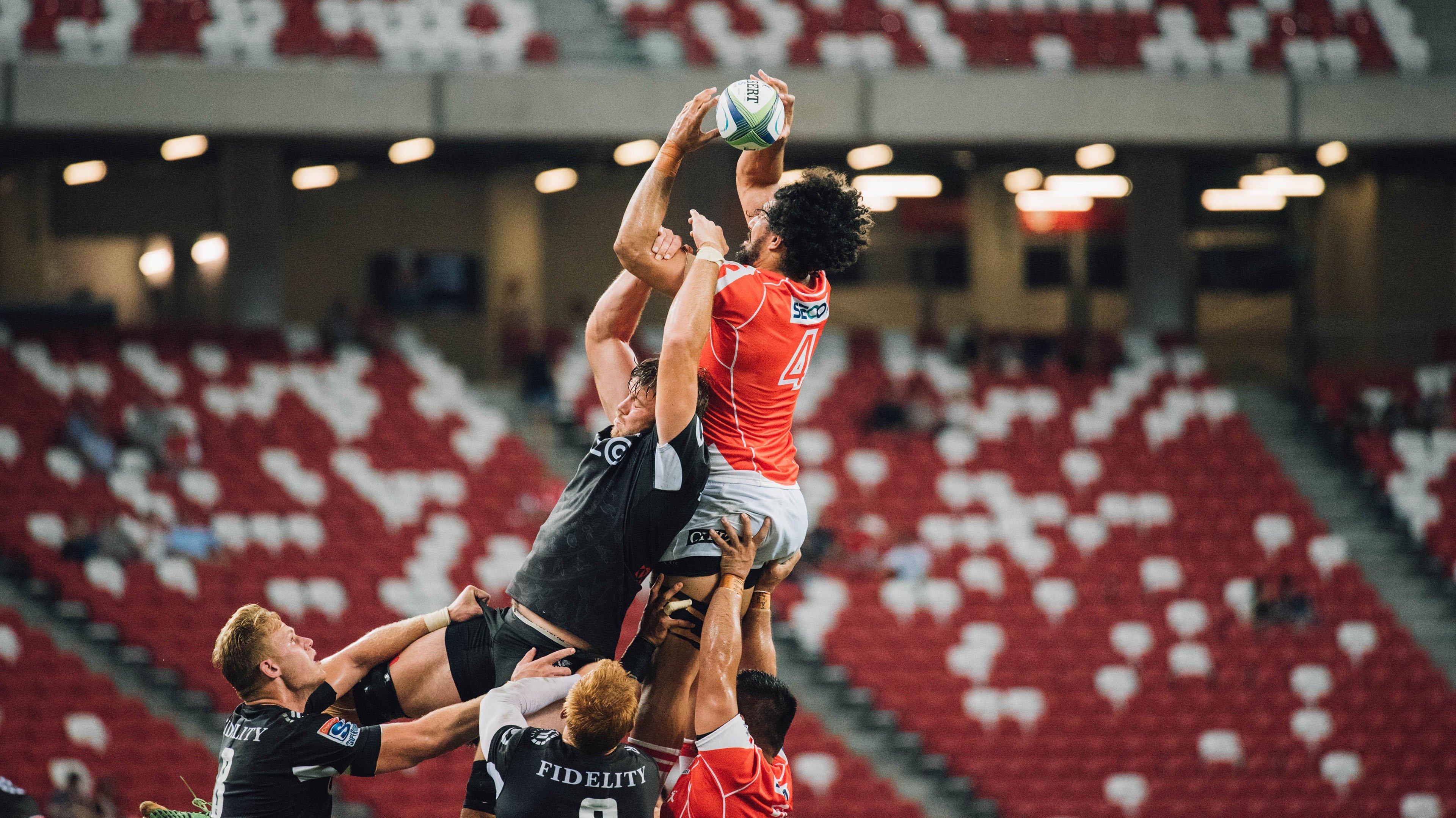 艾克森首秀引爆足坛热议 男篮是否迎来归化新契机？